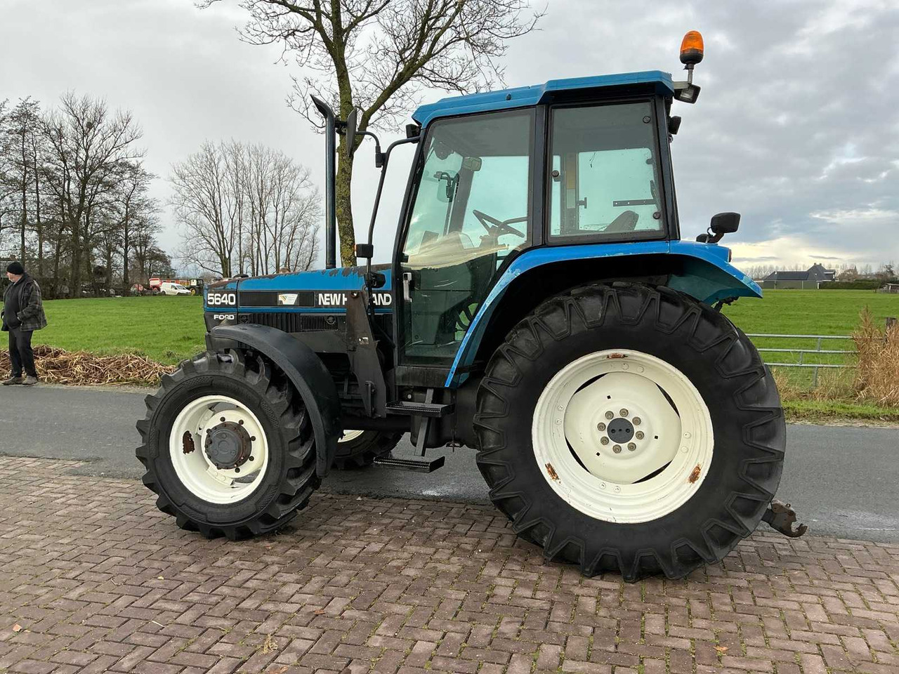 Tractor agricol 1996 NEW HOLLAND 5640 WITH FRONT LOADER FOUR WHEEL DRIVE FARM TRACTOR: Foto 8 Tractor agricol 1996 NEW HOLLAND 5640 WITH FRONT LOADER FOUR WHEEL DRIVE FARM TRACTOR: Foto 8