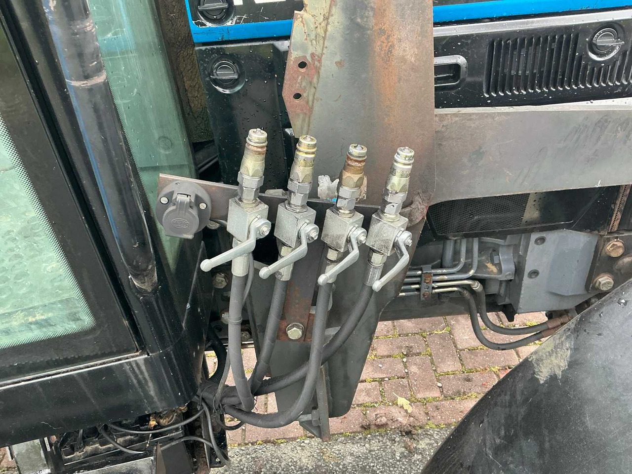 Tractor agricol 1996 NEW HOLLAND 5640 WITH FRONT LOADER FOUR WHEEL DRIVE FARM TRACTOR: Foto 10 Tractor agricol 1996 NEW HOLLAND 5640 WITH FRONT LOADER FOUR WHEEL DRIVE FARM TRACTOR: Foto 10