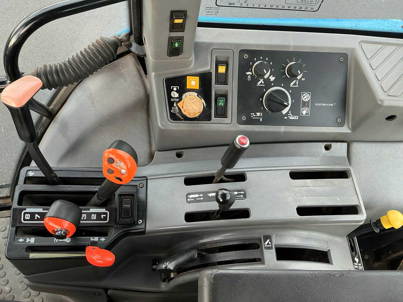 Tractor agricol 1996 NEW HOLLAND 5640 WITH FRONT LOADER FOUR WHEEL DRIVE FARM TRACTOR: Foto 17 Tractor agricol 1996 NEW HOLLAND 5640 WITH FRONT LOADER FOUR WHEEL DRIVE FARM TRACTOR: Foto 17