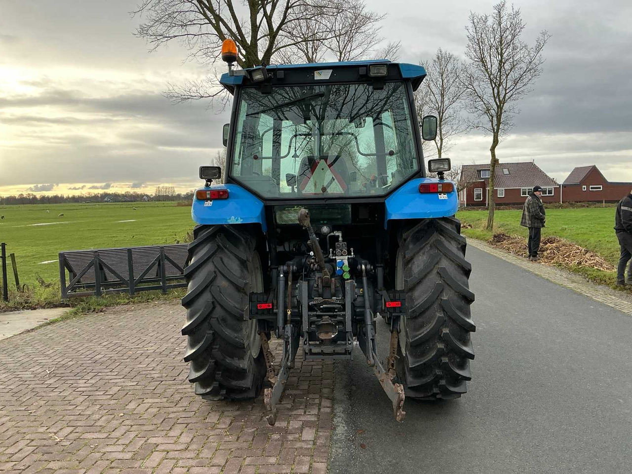 Tractor agricol 1996 NEW HOLLAND 5640 WITH FRONT LOADER FOUR WHEEL DRIVE FARM TRACTOR: Foto 6 Tractor agricol 1996 NEW HOLLAND 5640 WITH FRONT LOADER FOUR WHEEL DRIVE FARM TRACTOR: Foto 6