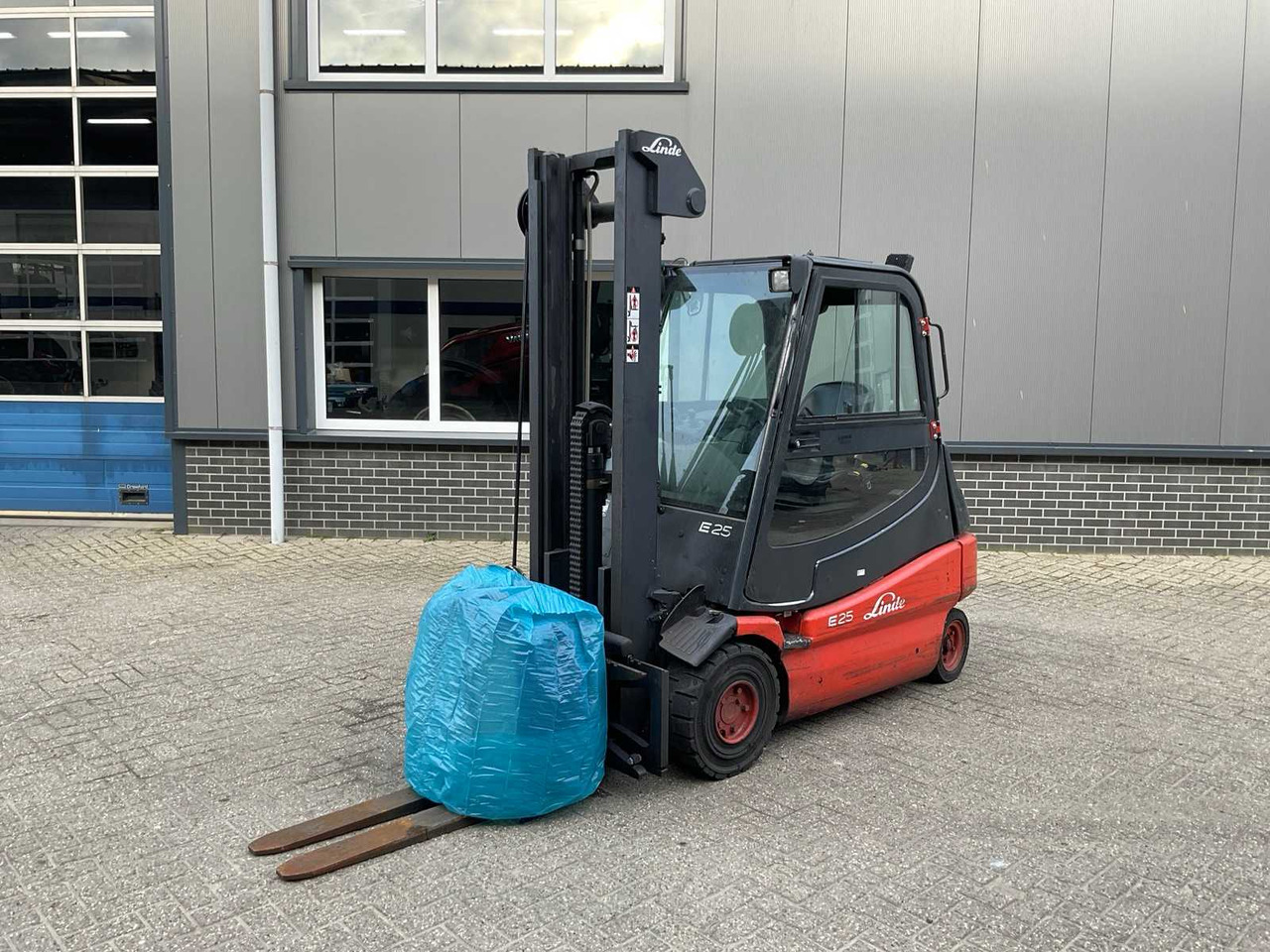 2004 LINDE E25-02 FORKLIFT - Motostivuitor: Foto 1 2004 LINDE E25-02 FORKLIFT - Motostivuitor: Foto 1