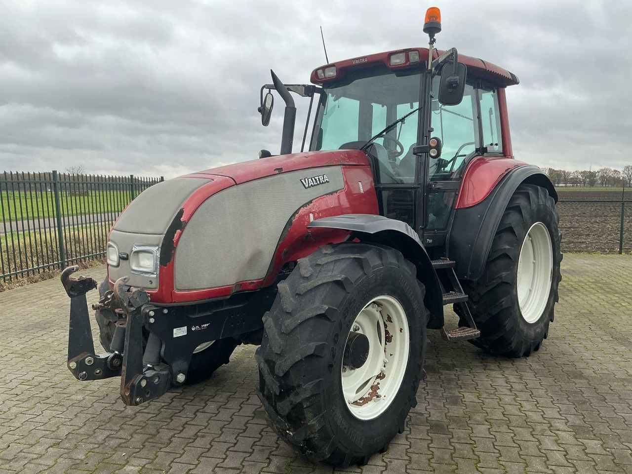2004 VALTRA T120 ALL-WHEEL DRIVE FARM TRACTOR - Tractor agricol: Foto 1 2004 VALTRA T120 ALL-WHEEL DRIVE FARM TRACTOR - Tractor agricol: Foto 1