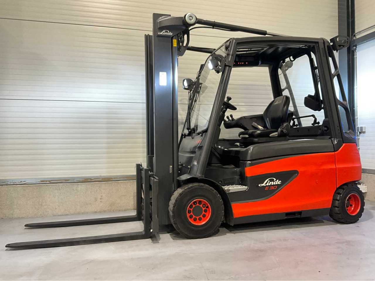 2017 LINDE E30L-01 3000KG FORKLIFT - Motostivuitor: Foto 1 2017 LINDE E30L-01 3000KG FORKLIFT - Motostivuitor: Foto 1