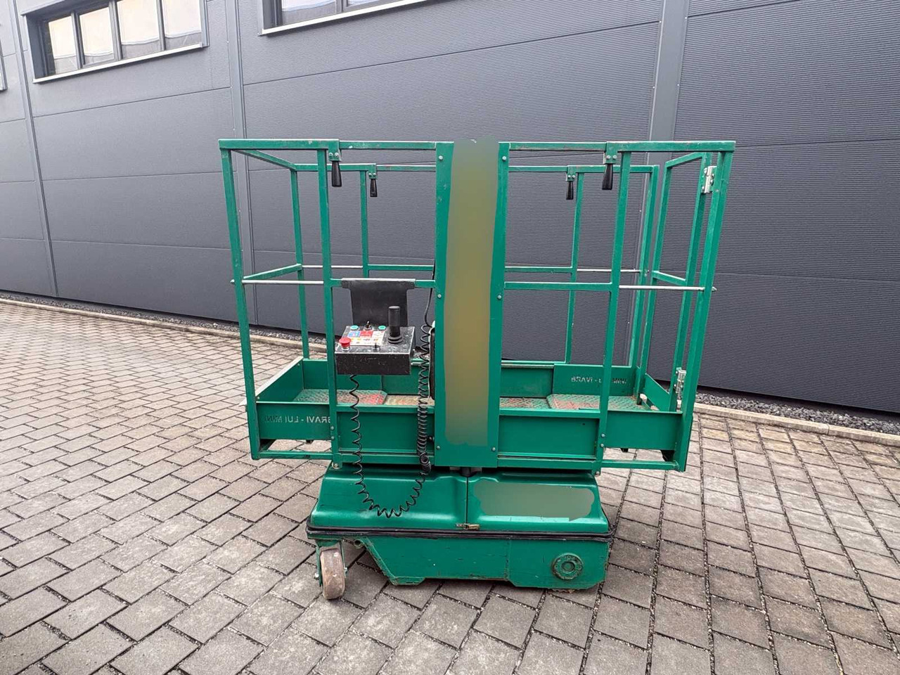 BRAVIISOL LUI M. S.I - AERIAL WORK PLATFORM / MAST LIFT (2010) - Autopropulsată platformă: Foto 1 BRAVIISOL LUI M. S.I - AERIAL WORK PLATFORM / MAST LIFT (2010) - Autopropulsată platformă: Foto 1