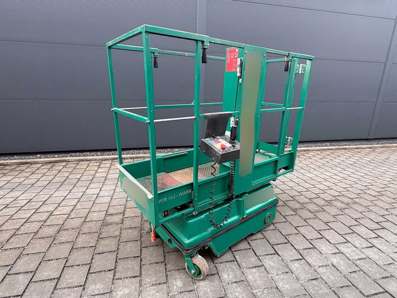 BRAVIISOL LUI M. S.I - AERIAL WORK PLATFORM / MAST LIFT (2010) - Autopropulsată platformă: Foto 2 BRAVIISOL LUI M. S.I - AERIAL WORK PLATFORM / MAST LIFT (2010) - Autopropulsată platformă: Foto 2