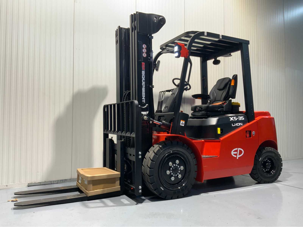 EP 3500KG LIFTING CAPACITY- 4.8 METER PLYWOOD, FREE-LIFT, SIDE-SHIFT FORKLIFT - Motostivuitor: Foto 1 EP 3500KG LIFTING CAPACITY- 4.8 METER PLYWOOD, FREE-LIFT, SIDE-SHIFT FORKLIFT - Motostivuitor: Foto 1