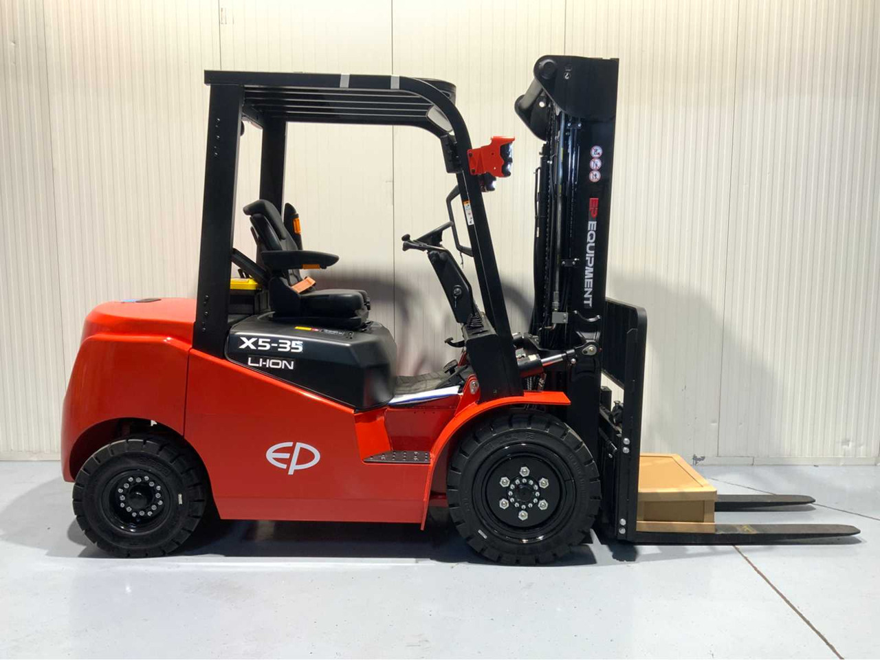 EP 3500KG LIFTING CAPACITY- 4.8 METER PLYWOOD, FREE-LIFT, SIDE-SHIFT FORKLIFT - Motostivuitor: Foto 5 EP 3500KG LIFTING CAPACITY- 4.8 METER PLYWOOD, FREE-LIFT, SIDE-SHIFT FORKLIFT - Motostivuitor: Foto 5