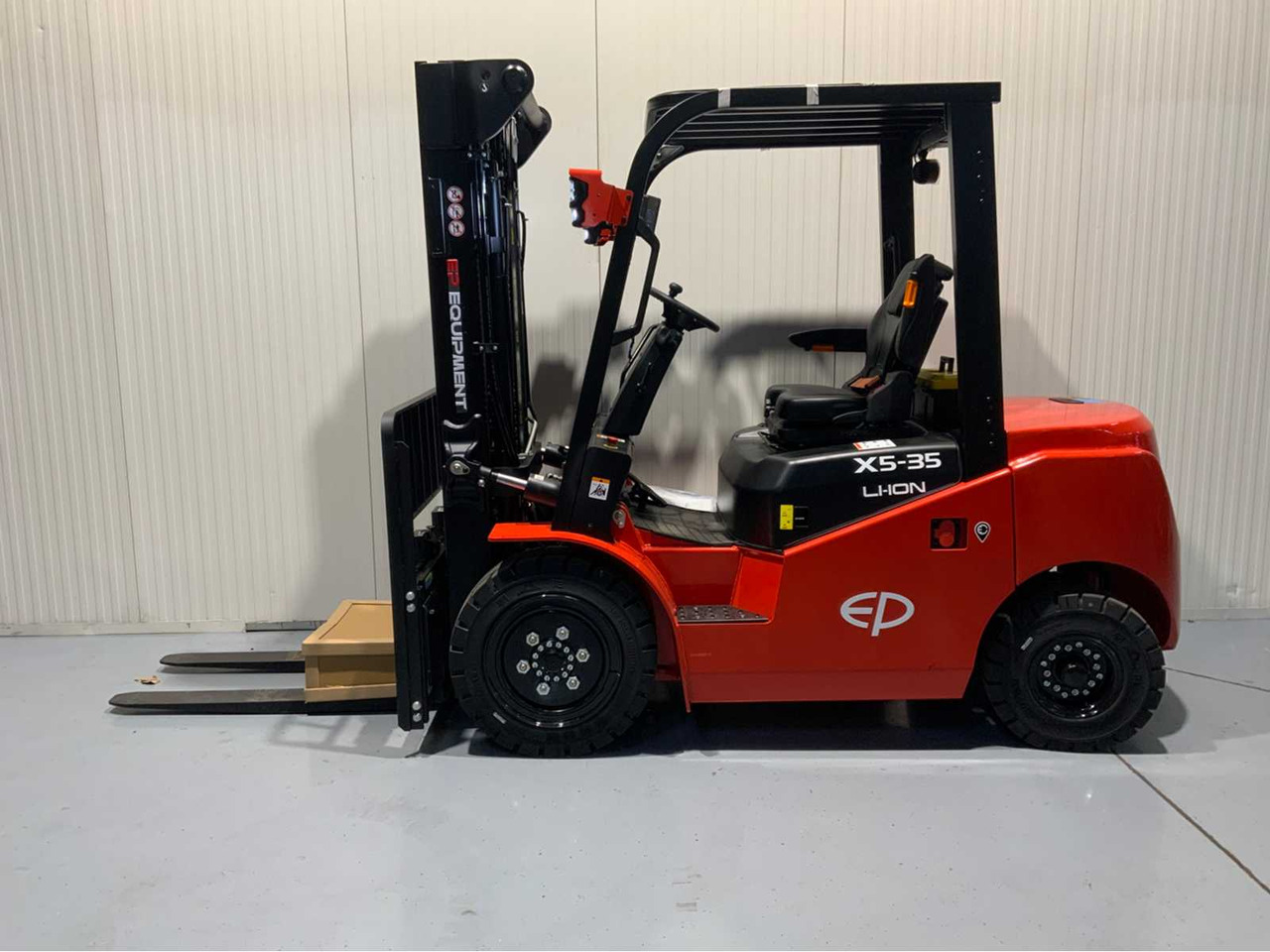 EP 3500KG LIFTING CAPACITY- 4.8 METER PLYWOOD, FREE-LIFT, SIDE-SHIFT FORKLIFT - Motostivuitor: Foto 2 EP 3500KG LIFTING CAPACITY- 4.8 METER PLYWOOD, FREE-LIFT, SIDE-SHIFT FORKLIFT - Motostivuitor: Foto 2