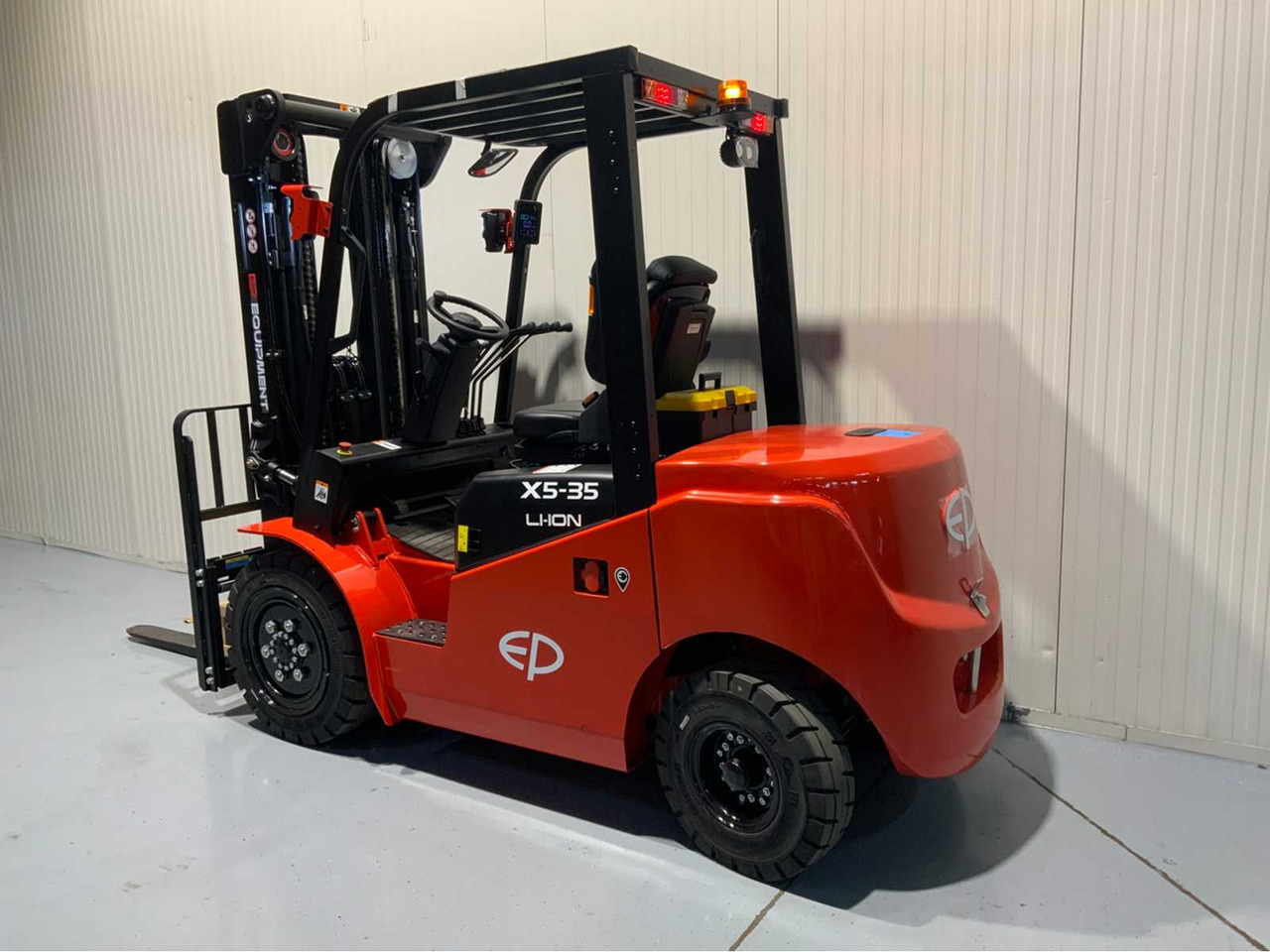 EP 3500KG LIFTING CAPACITY- 4.8 METER PLYWOOD, FREE-LIFT, SIDE-SHIFT FORKLIFT - Motostivuitor: Foto 3 EP 3500KG LIFTING CAPACITY- 4.8 METER PLYWOOD, FREE-LIFT, SIDE-SHIFT FORKLIFT - Motostivuitor: Foto 3