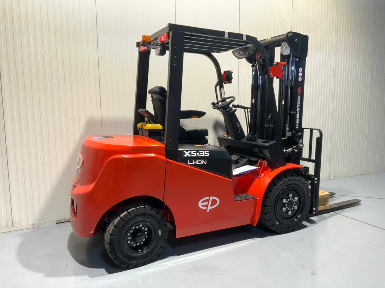 EP 3500KG LIFTING CAPACITY- 4.8 METER PLYWOOD, FREE-LIFT, SIDE-SHIFT FORKLIFT - Motostivuitor: Foto 4 EP 3500KG LIFTING CAPACITY- 4.8 METER PLYWOOD, FREE-LIFT, SIDE-SHIFT FORKLIFT - Motostivuitor: Foto 4