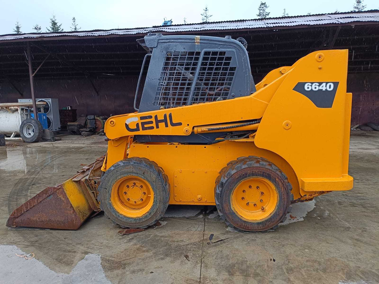 GEHL - 6640 - SKID STEER LOADER - Mini încărcător pe şenile: Foto 4 GEHL - 6640 - SKID STEER LOADER - Mini încărcător pe şenile: Foto 4