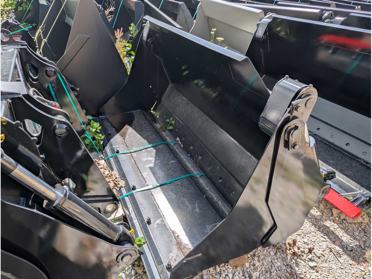 L&K - GS V80 - 2023 - UNI BUCKET WITH U-BLADE - AS - 1850 MM - 0.7 CBM - Încărcător frontal pe pneuri: Foto 3 L&K - GS V80 - 2023 - UNI BUCKET WITH U-BLADE - AS - 1850 MM - 0.7 CBM - Încărcător frontal pe pneuri: Foto 3