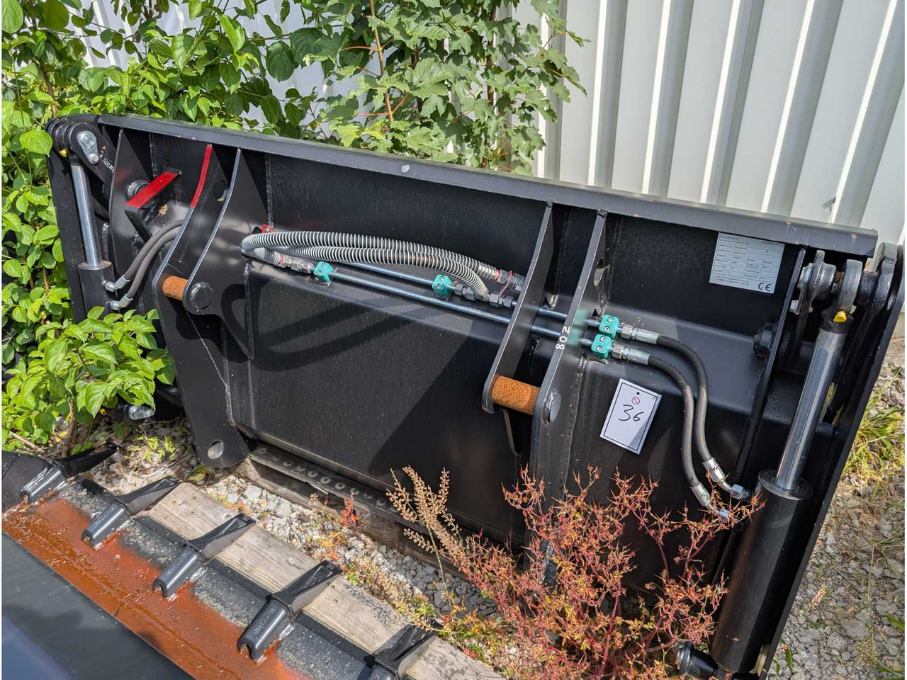 LSB - UNI BUCKET WITH TEETH - AS - 1850 MM - 0.8 CBM - 2023 - BUCKETS - Încărcător frontal pe pneuri: Foto 1 LSB - UNI BUCKET WITH TEETH - AS - 1850 MM - 0.8 CBM - 2023 - BUCKETS - Încărcător frontal pe pneuri: Foto 1