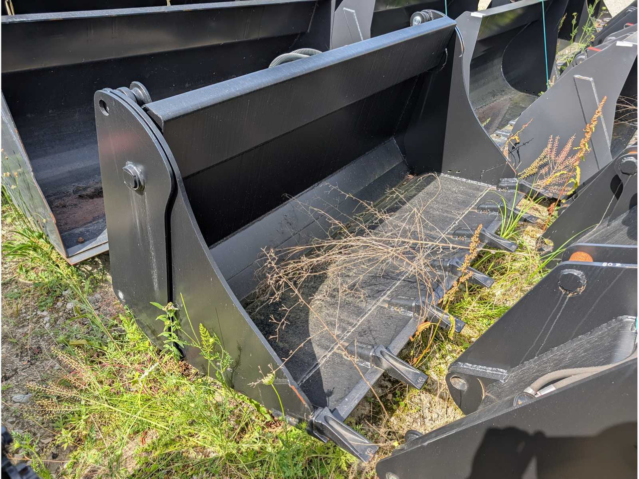 LSB - UNI BUCKET WITH TEETH - AS - 1850 MM - 0.8 CBM - 2023 - BUCKETS - Încărcător frontal pe pneuri: Foto 3 LSB - UNI BUCKET WITH TEETH - AS - 1850 MM - 0.8 CBM - 2023 - BUCKETS - Încărcător frontal pe pneuri: Foto 3