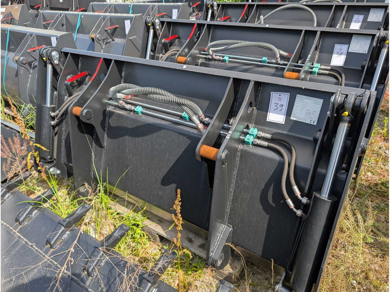 LSB - UNI BUCKET WITH TEETH - AS - 1850 MM - 0.8 CBM - 2023 - BUCKETS - Încărcător frontal pe pneuri: Foto 1 LSB - UNI BUCKET WITH TEETH - AS - 1850 MM - 0.8 CBM - 2023 - BUCKETS - Încărcător frontal pe pneuri: Foto 1