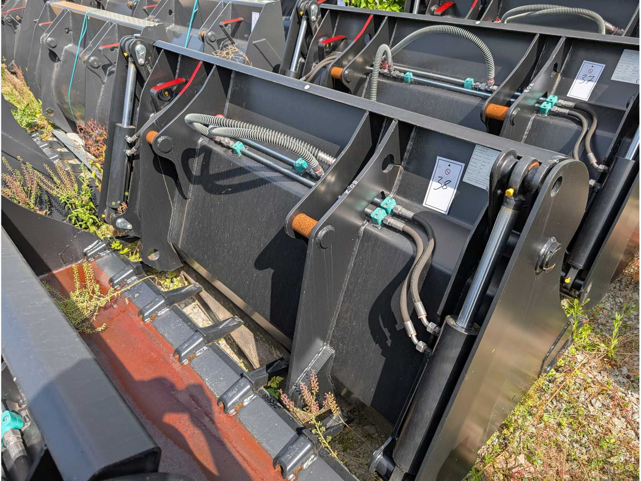 LSB - UNI BUCKET WITH TEETH - AS - 1850 MM - 0.8 CBM - 2023 - BUCKETS - Încărcător frontal pe pneuri: Foto 1 LSB - UNI BUCKET WITH TEETH - AS - 1850 MM - 0.8 CBM - 2023 - BUCKETS - Încărcător frontal pe pneuri: Foto 1