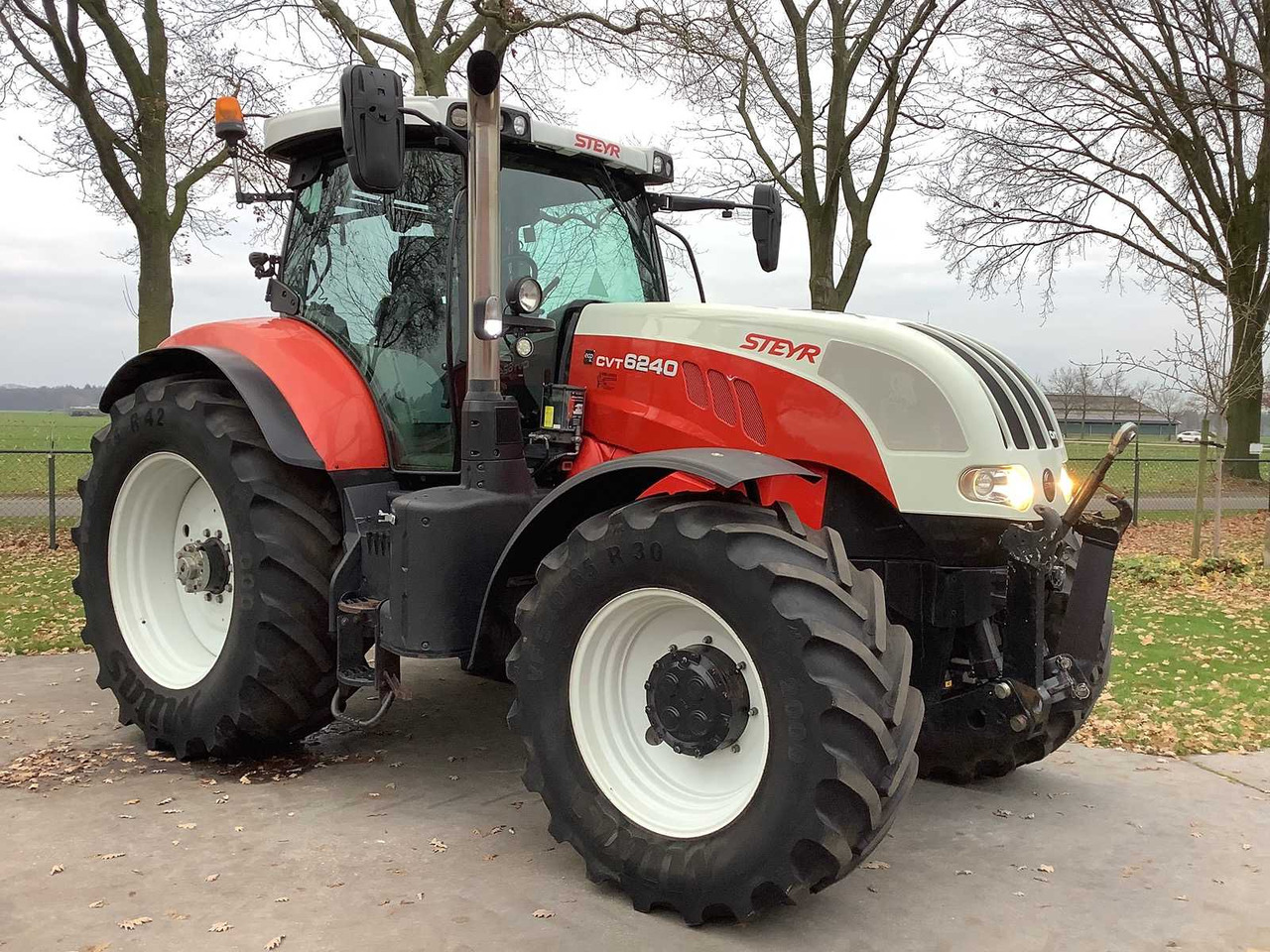 STEYR - 2016 - CVT 6240 - ALL-WHEEL DRIVE FARM TRACTOR - Tractor agricol: Foto 3 STEYR - 2016 - CVT 6240 - ALL-WHEEL DRIVE FARM TRACTOR - Tractor agricol: Foto 3