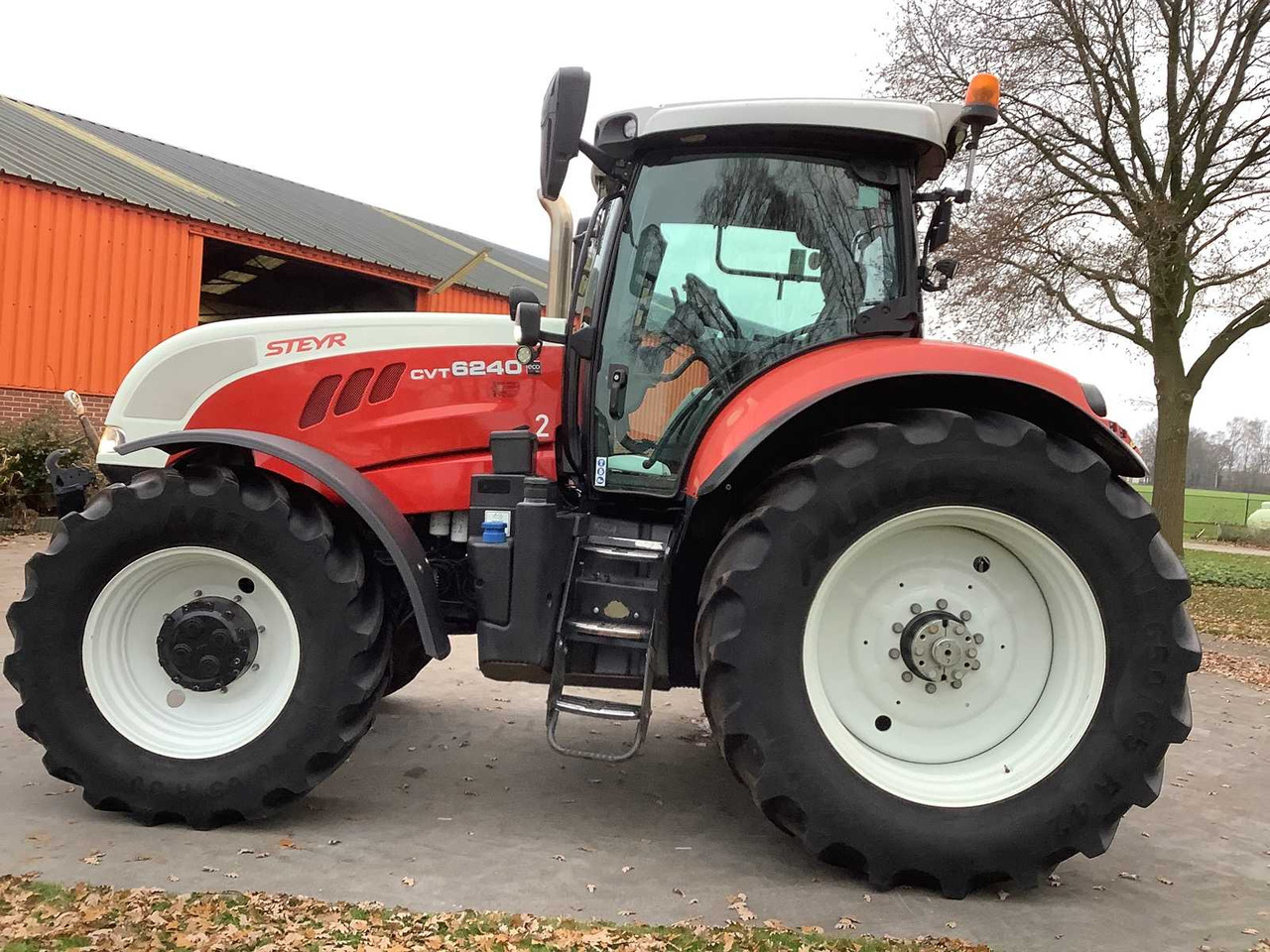 STEYR - 2016 - CVT 6240 - ALL-WHEEL DRIVE FARM TRACTOR - Tractor agricol: Foto 5 STEYR - 2016 - CVT 6240 - ALL-WHEEL DRIVE FARM TRACTOR - Tractor agricol: Foto 5