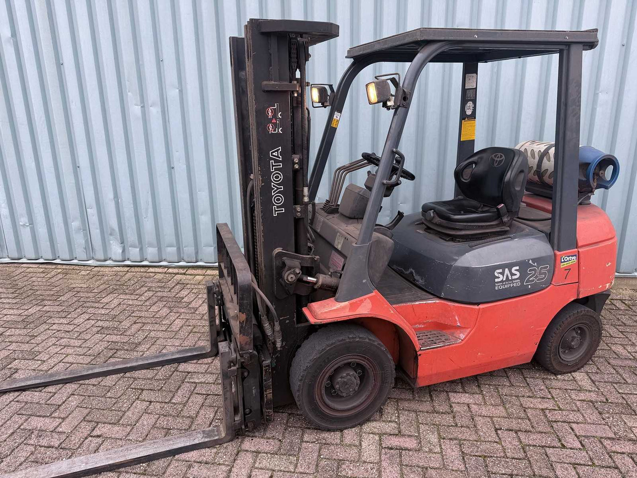 TOYOTA FORKLIFT WITH 4TH VALVE-FORK POSITIONER-SIDESHIFT-470CM HIGH-LOW HOURS 6445 - Motostivuitor: Foto 1 TOYOTA FORKLIFT WITH 4TH VALVE-FORK POSITIONER-SIDESHIFT-470CM HIGH-LOW HOURS 6445 - Motostivuitor: Foto 1