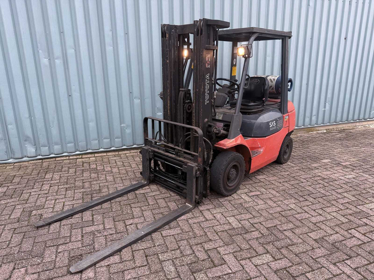 TOYOTA FORKLIFT WITH 4TH VALVE-FORK POSITIONER-SIDESHIFT-470CM HIGH-LOW HOURS 6445 - Motostivuitor: Foto 4 TOYOTA FORKLIFT WITH 4TH VALVE-FORK POSITIONER-SIDESHIFT-470CM HIGH-LOW HOURS 6445 - Motostivuitor: Foto 4