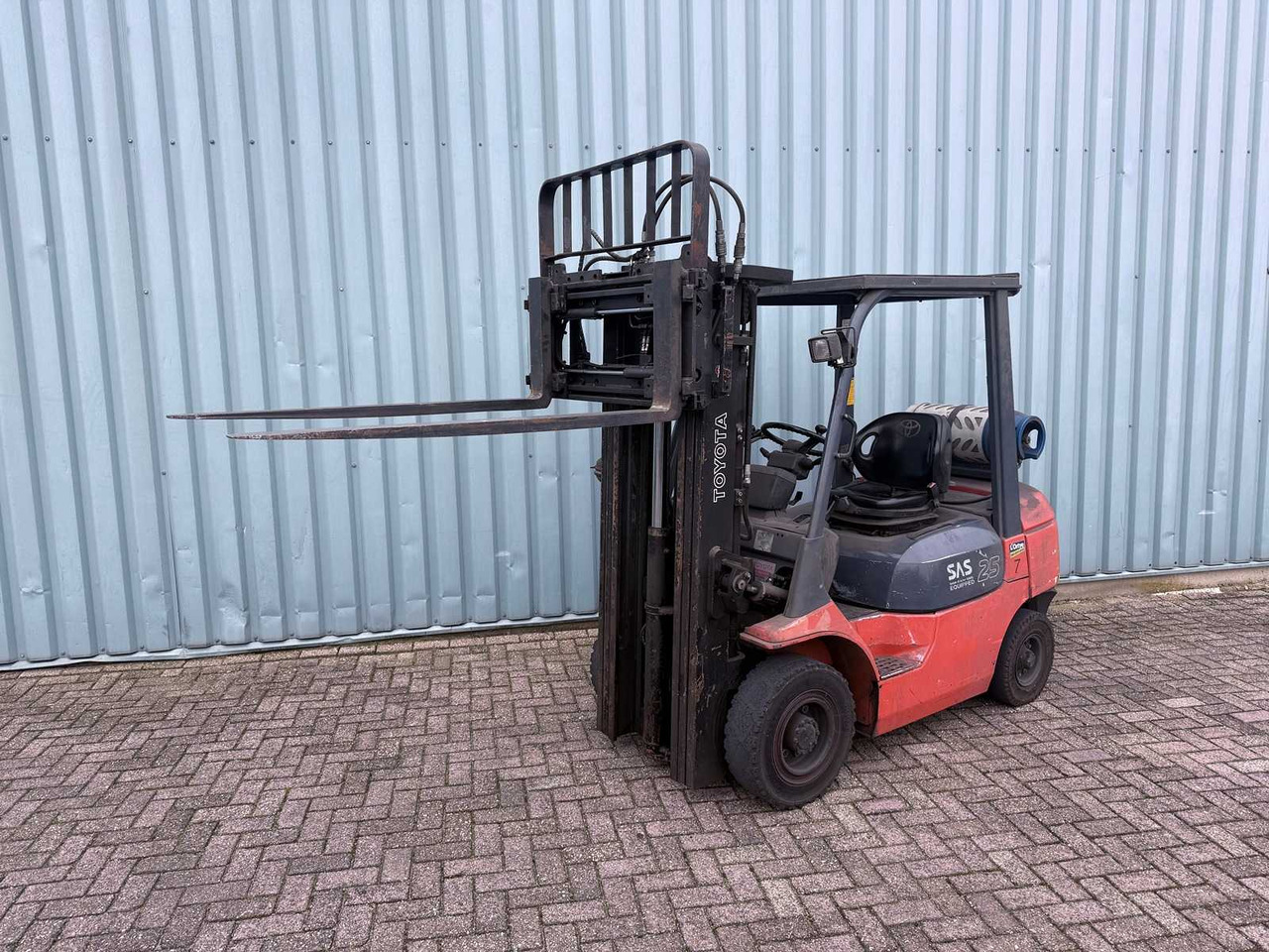 TOYOTA FORKLIFT WITH 4TH VALVE-FORK POSITIONER-SIDESHIFT-470CM HIGH-LOW HOURS 6445 - Motostivuitor: Foto 2 TOYOTA FORKLIFT WITH 4TH VALVE-FORK POSITIONER-SIDESHIFT-470CM HIGH-LOW HOURS 6445 - Motostivuitor: Foto 2