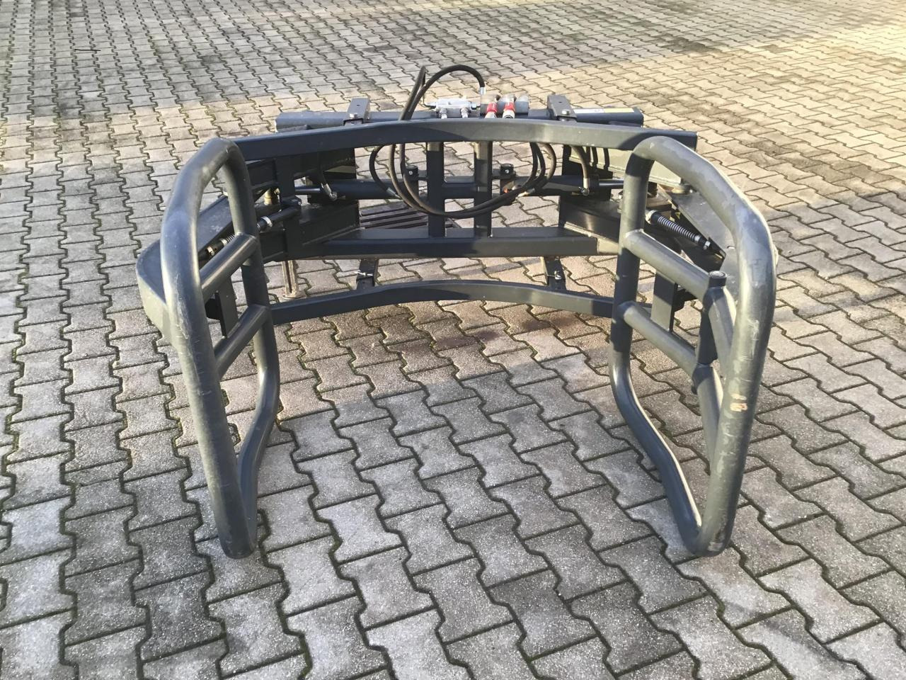 Saphir Folienballenzange FBZ - Încarcator frontal pentru tractor: Foto 1 Saphir Folienballenzange FBZ - Încarcator frontal pentru tractor: Foto 1