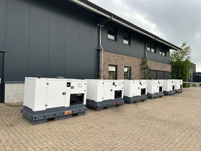 Iveco FPT F32 AM1A Leroy Somer 32 kVA Silent generatorset 667 hours ! - Generator electric: Foto 2 Iveco FPT F32 AM1A Leroy Somer 32 kVA Silent generatorset 667 hours ! - Generator electric: Foto 2