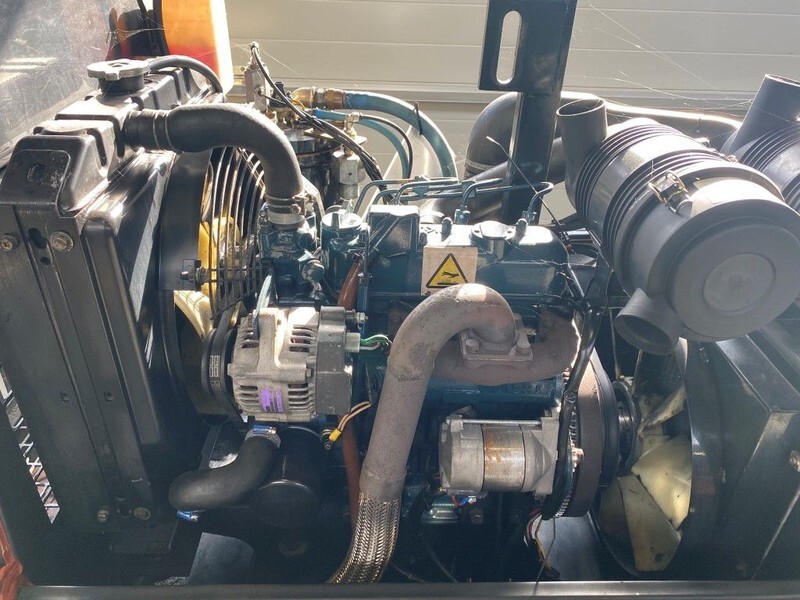Kubota D1105 Sullair 15.5 kW 7 bar diesel schroefcompressor met nakoeler - Compresor de aer: Foto 4 Kubota D1105 Sullair 15.5 kW 7 bar diesel schroefcompressor met nakoeler - Compresor de aer: Foto 4