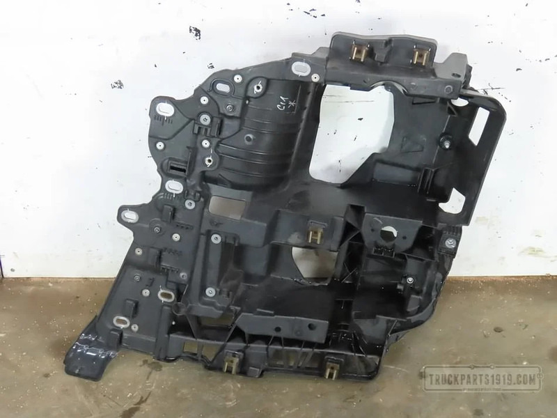 MAN Body & Chassis Parts Koplamp drager Li. - Colțul barei de protecție pentru Camion: Foto 1 MAN Body & Chassis Parts Koplamp drager Li. - Colțul barei de protecție pentru Camion: Foto 1