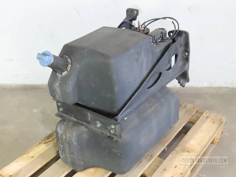 MAN Exhaust System AdBlue tank 80L - Sistem de evacuare pentru Camion: Foto 1 MAN Exhaust System AdBlue tank 80L - Sistem de evacuare pentru Camion: Foto 1