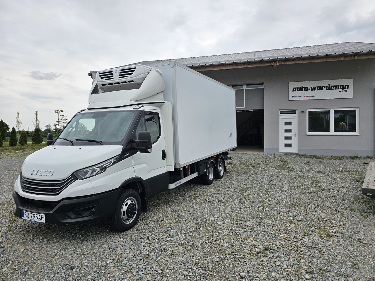IVECO Daily BE-Truck 35S18H A8 180 PS Kühlkoffer 7.000kg Gesamtgewicht - Camion frigider: Foto 1 IVECO Daily BE-Truck 35S18H A8 180 PS Kühlkoffer 7.000kg Gesamtgewicht - Camion frigider: Foto 1