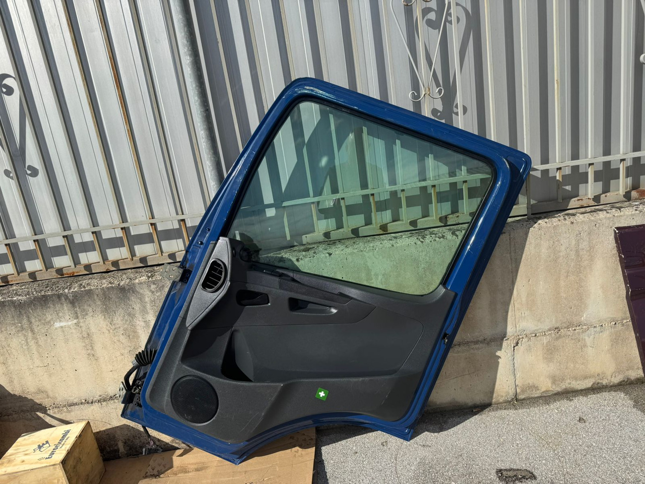 DOOR MERCEDES ATEGO 4 (LEFT AND RIGHT) - Cabină și interior: Foto 4 DOOR MERCEDES ATEGO 4 (LEFT AND RIGHT) - Cabină și interior: Foto 4