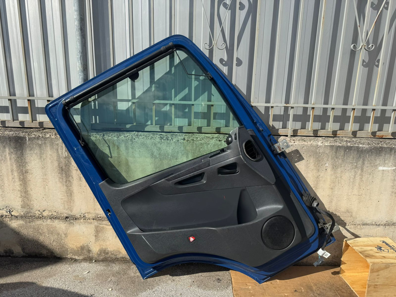 DOOR MERCEDES ATEGO 4 (LEFT AND RIGHT) - Cabină și interior: Foto 5 DOOR MERCEDES ATEGO 4 (LEFT AND RIGHT) - Cabină și interior: Foto 5