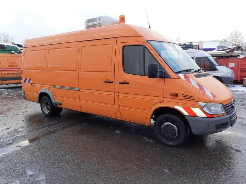 Mercedes-Benz Sprinter 413 - Maşină pentru vidanjări: Foto 3 Mercedes-Benz Sprinter 413 - Maşină pentru vidanjări: Foto 3