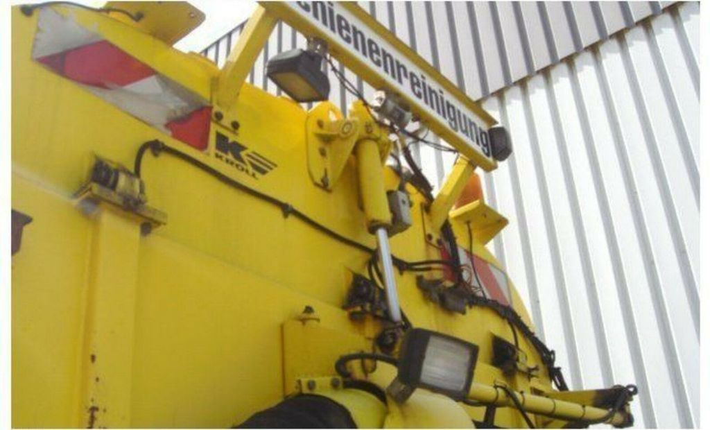 Mercedes-Benz SK 1820 4x2 Schienenreinigungs Kehrmaschine RAIL - Măturătoare stradală: Foto 5 Mercedes-Benz SK 1820 4x2 Schienenreinigungs Kehrmaschine RAIL - Măturătoare stradală: Foto 5