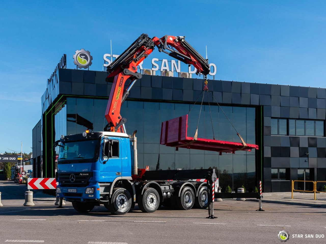 - Camion cu macara: Foto 1 - Camion cu macara: Foto 1