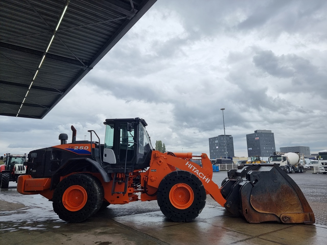 HITACHI ZW 250 - Încărcător frontal pe pneuri: Foto 3 HITACHI ZW 250 - Încărcător frontal pe pneuri: Foto 3