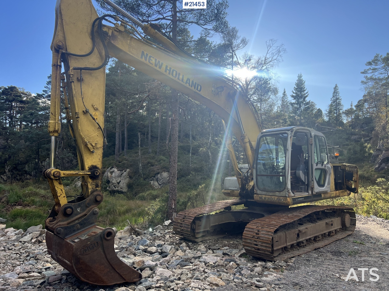 New Holland E215 Gravemaskin - Excavator pe şenile: Foto 2 New Holland E215 Gravemaskin - Excavator pe şenile: Foto 2