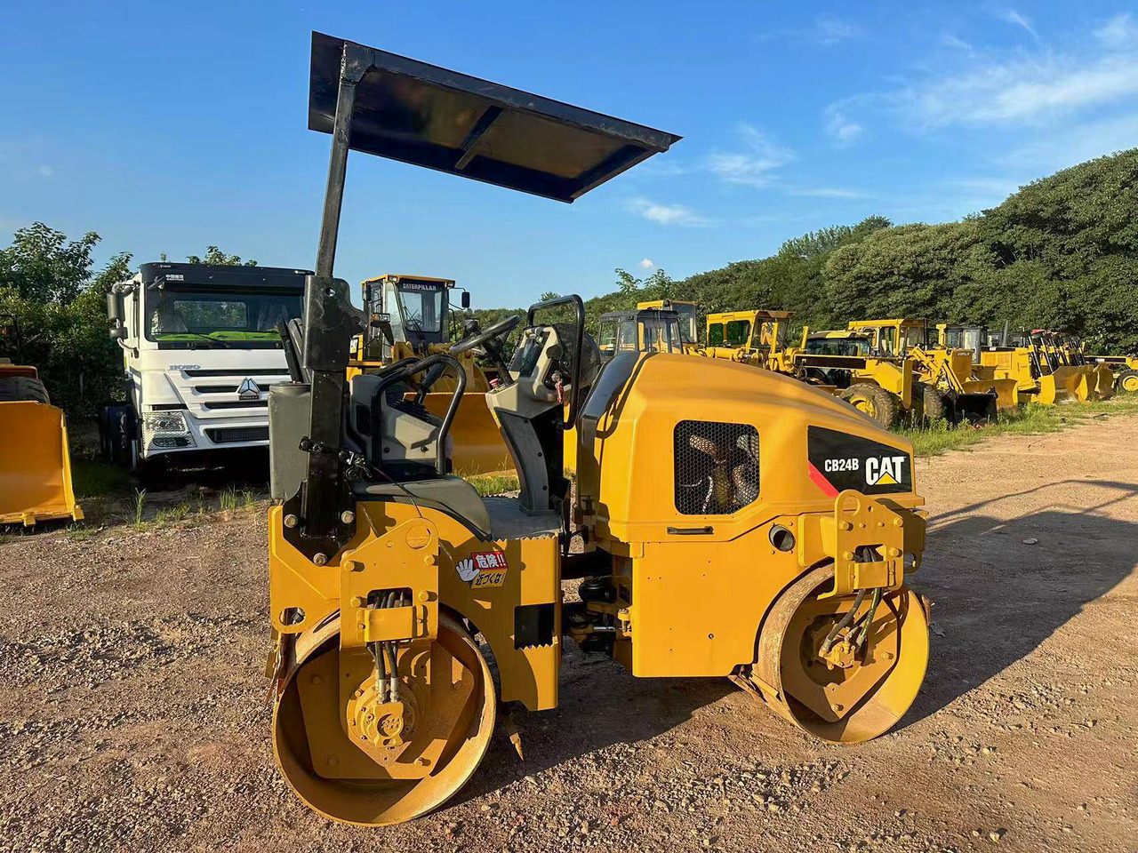 CATERPILLAR CB24B - Cilindru compactor: Foto 4 CATERPILLAR CB24B - Cilindru compactor: Foto 4