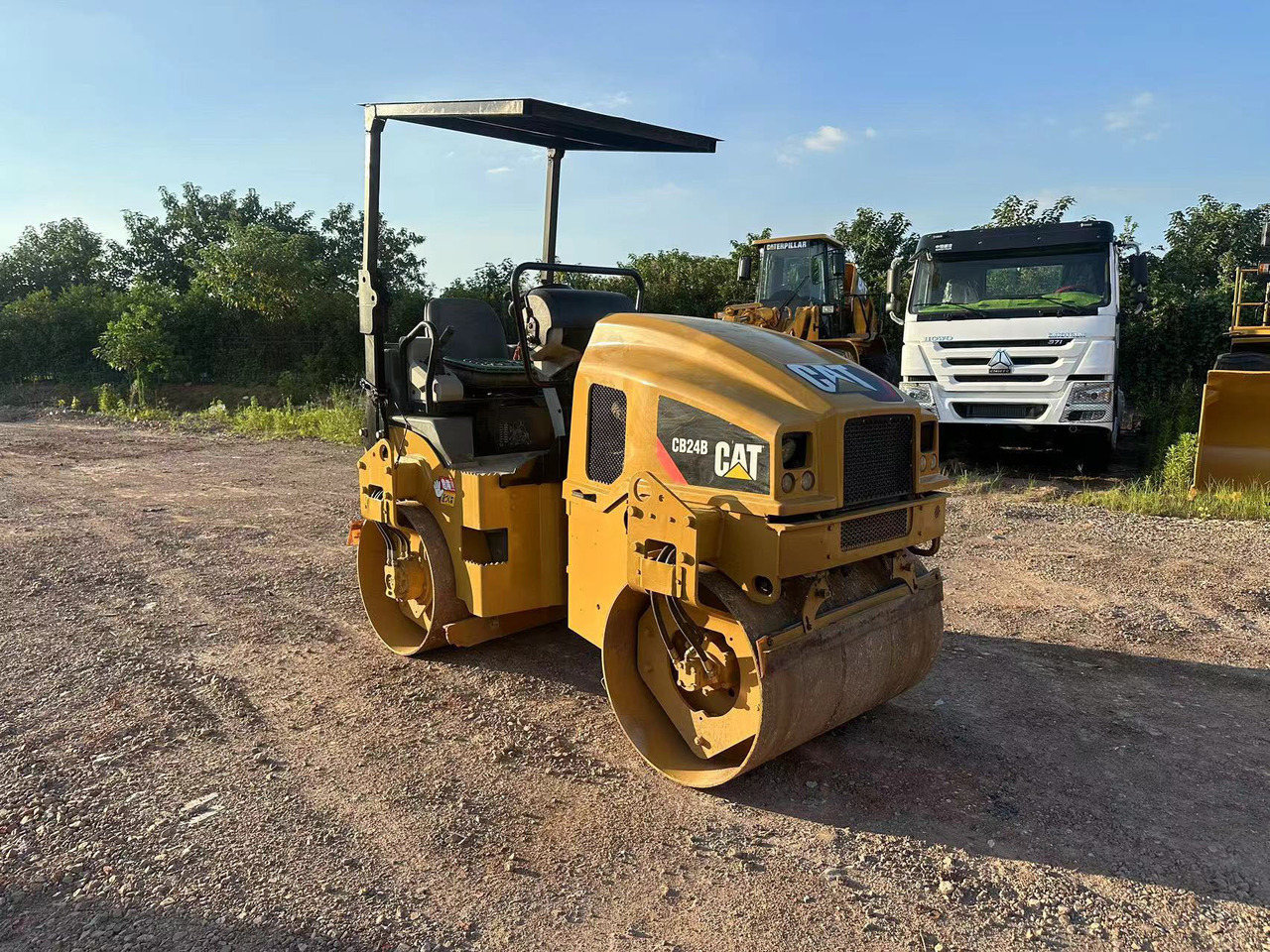 CATERPILLAR CB24B - Cilindru compactor: Foto 2 CATERPILLAR CB24B - Cilindru compactor: Foto 2