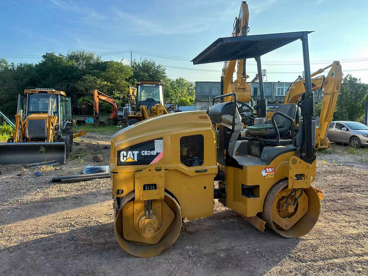 CATERPILLAR CB24B - Cilindru compactor: Foto 2 CATERPILLAR CB24B - Cilindru compactor: Foto 2