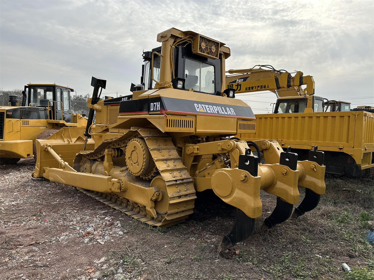 CATERPILLAR D7H - Buldozer: Foto 1 CATERPILLAR D7H - Buldozer: Foto 1