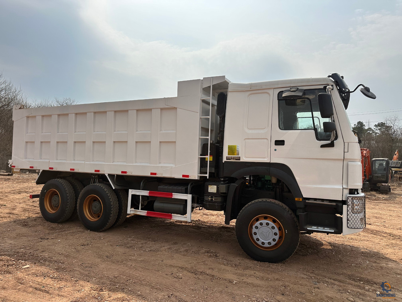 SINOTRUK HOWO 371hp 6x4 Dump truck - Camion basculantă: Foto 3 SINOTRUK HOWO 371hp 6x4 Dump truck - Camion basculantă: Foto 3