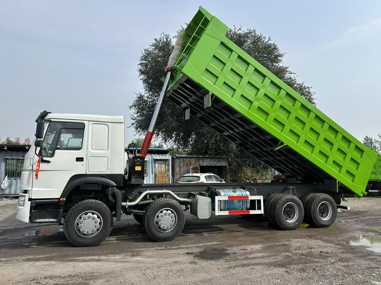 SINOTRUK HOWO 420HP 8X4 Tipper Truck - Camion basculantă: Foto 1 SINOTRUK HOWO 420HP 8X4 Tipper Truck - Camion basculantă: Foto 1