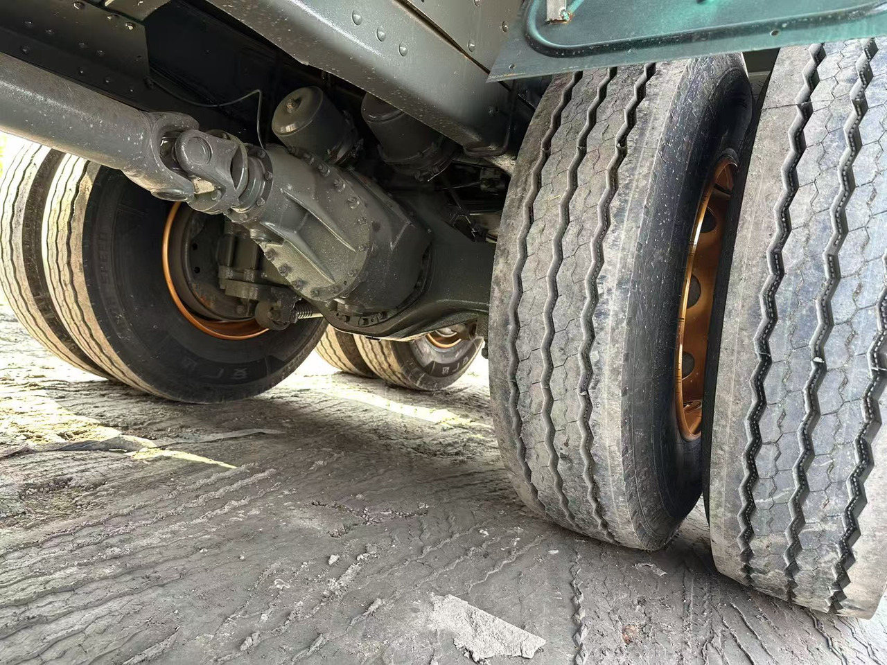 SINOTRUK HOWO 420hp 8x4 fence truck - Camion platformă: Foto 5 SINOTRUK HOWO 420hp 8x4 fence truck - Camion platformă: Foto 5