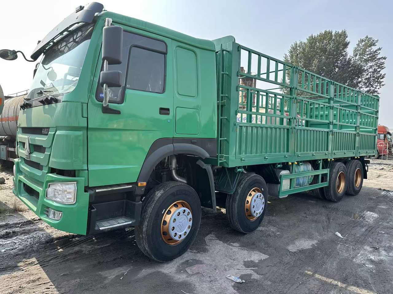 SINOTRUK HOWO 420hp 8x4 fence truck - Camion platformă: Foto 1 SINOTRUK HOWO 420hp 8x4 fence truck - Camion platformă: Foto 1