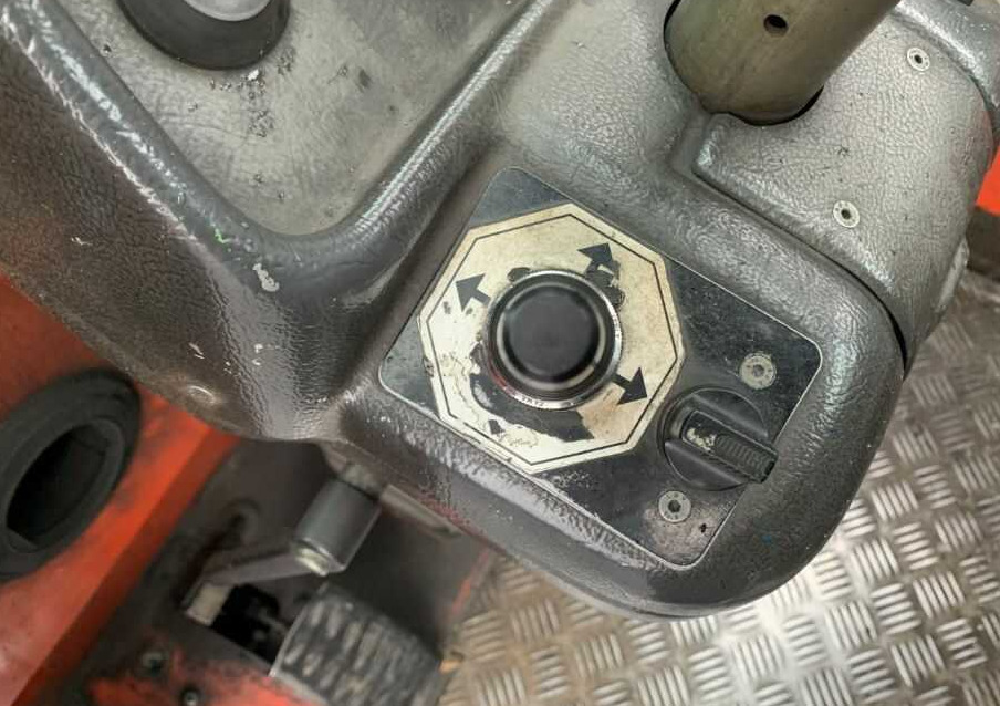 Combilift C5000SL - Stivuitor cu catarg retractabil, cu schimbare rapidă de direcţie: Foto 4 Combilift C5000SL - Stivuitor cu catarg retractabil, cu schimbare rapidă de direcţie: Foto 4