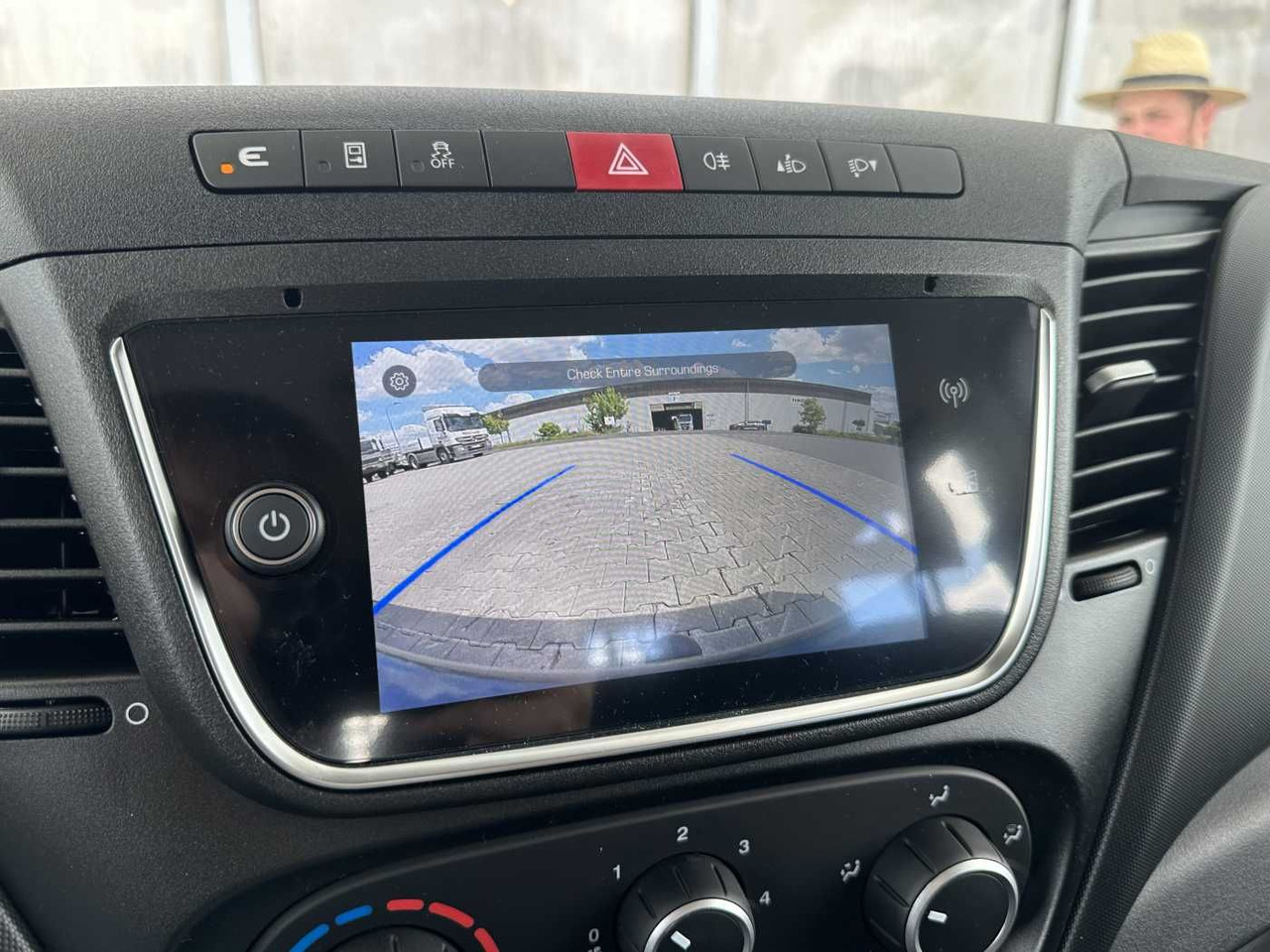 Autoutilitară cu platformă Iveco Daily 35S16 H 3.0L *R3.750mm*AHK*Automatik* 2x: Foto 13 Autoutilitară cu platformă Iveco Daily 35S16 H 3.0L *R3.750mm*AHK*Automatik* 2x: Foto 13