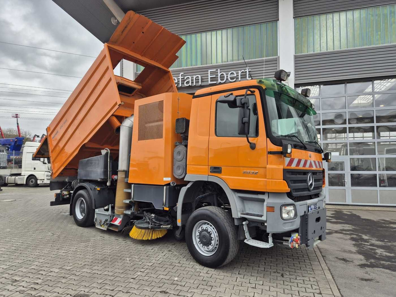 Mercedes-Benz Actros 2032 A 4x4 Bucher STKF 9500 Airport 30x - Măturătoare stradală: Foto 2 Mercedes-Benz Actros 2032 A 4x4 Bucher STKF 9500 Airport 30x - Măturătoare stradală: Foto 2