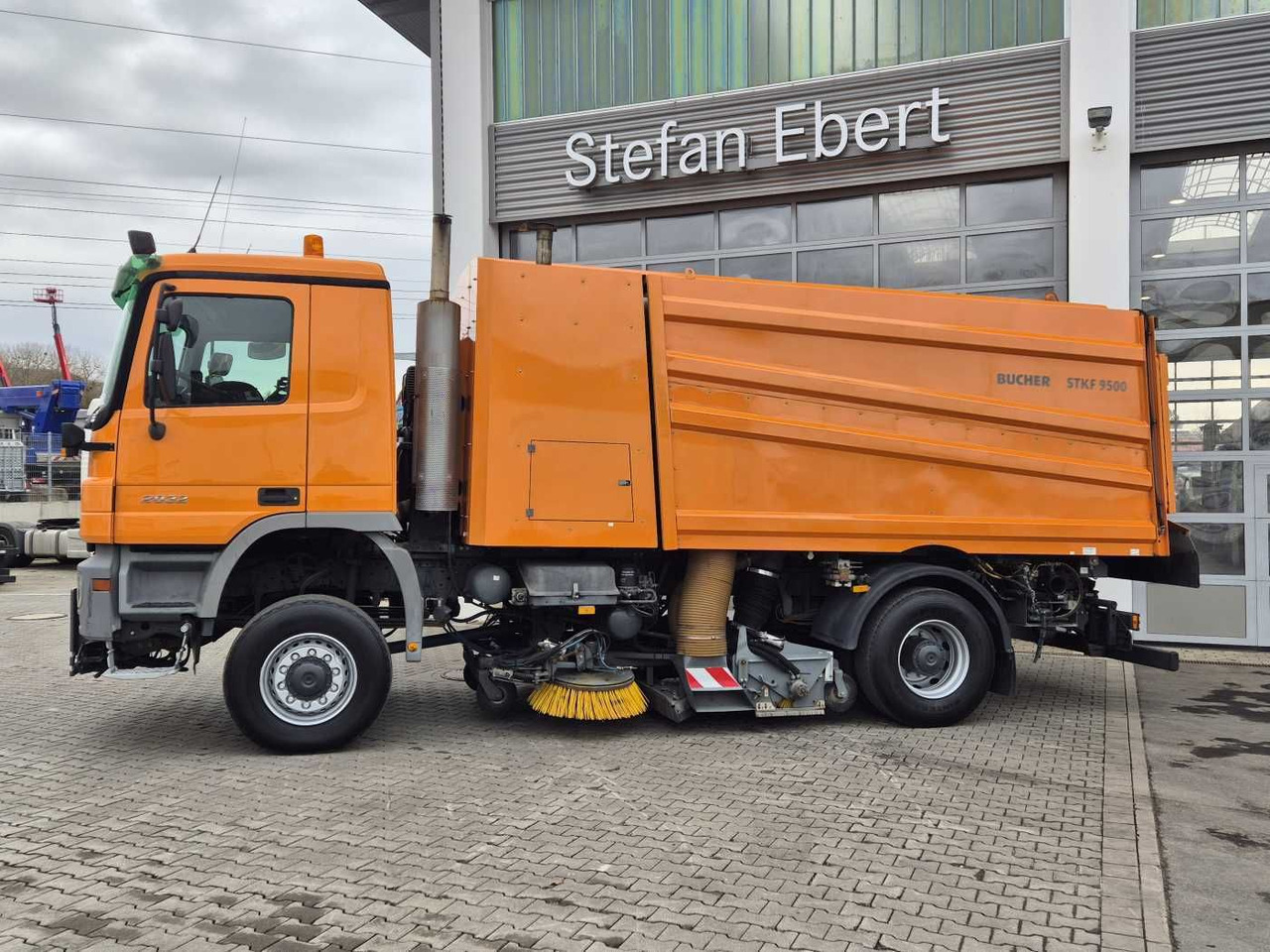 Mercedes-Benz Actros 2032 A 4x4 Bucher STKF 9500 Airport 30x - Măturătoare stradală: Foto 5 Mercedes-Benz Actros 2032 A 4x4 Bucher STKF 9500 Airport 30x - Măturătoare stradală: Foto 5